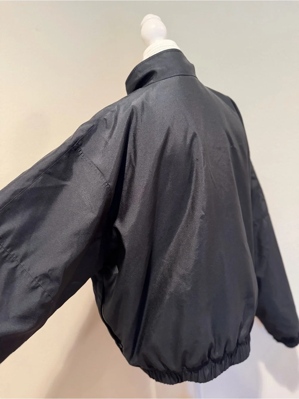 Nike Black Lightweight Oversized Women’s Windbreaker Jacket with White Swoosh - Picture 4 of 7